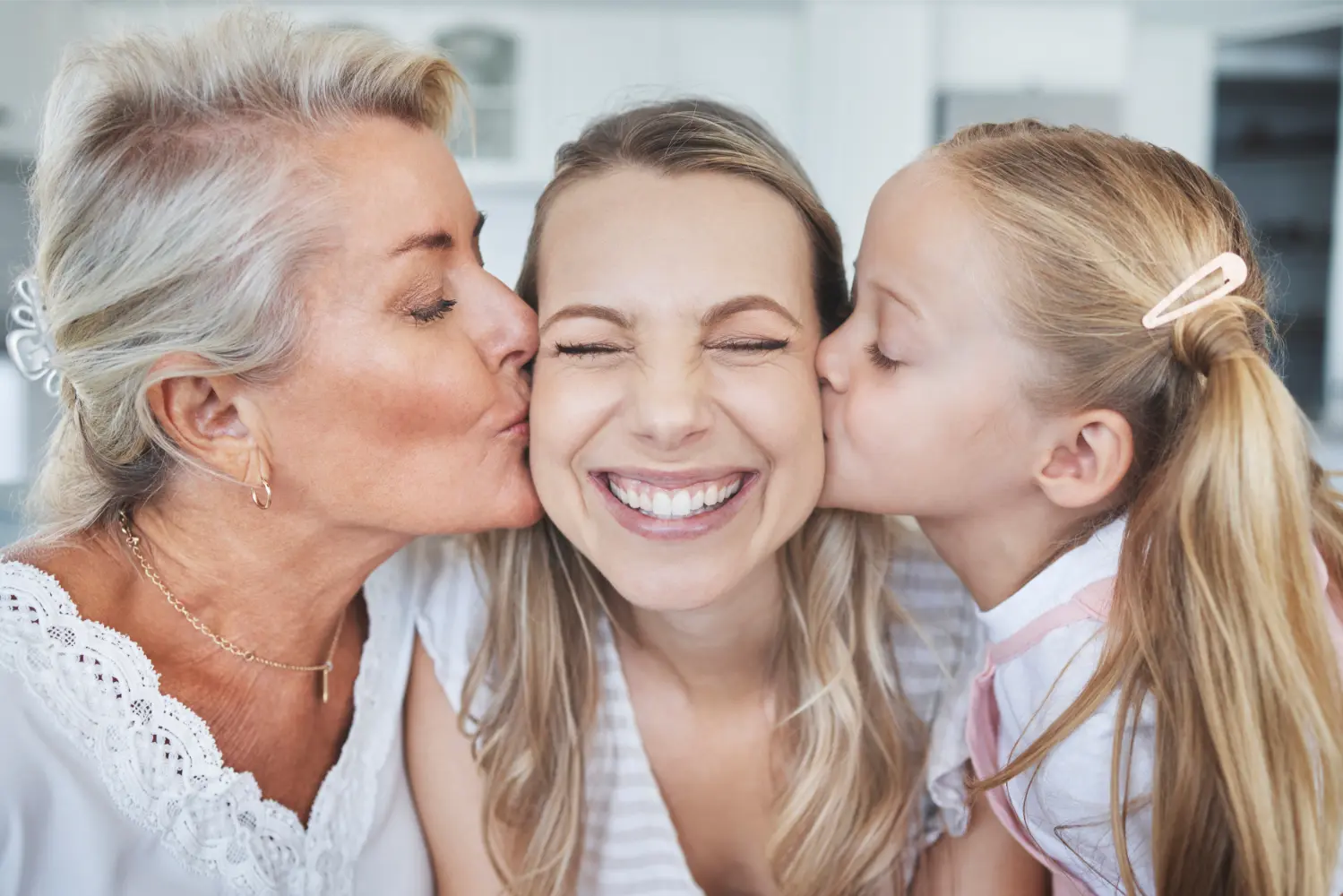besar-al-nino-abuela-amor-madre-dia-madre-sala-estar-su-casa-nina-anciana-besando-mama-carino-sonrisa-mostrar-gratitud-su-hogar clinica excellentia odontologia
