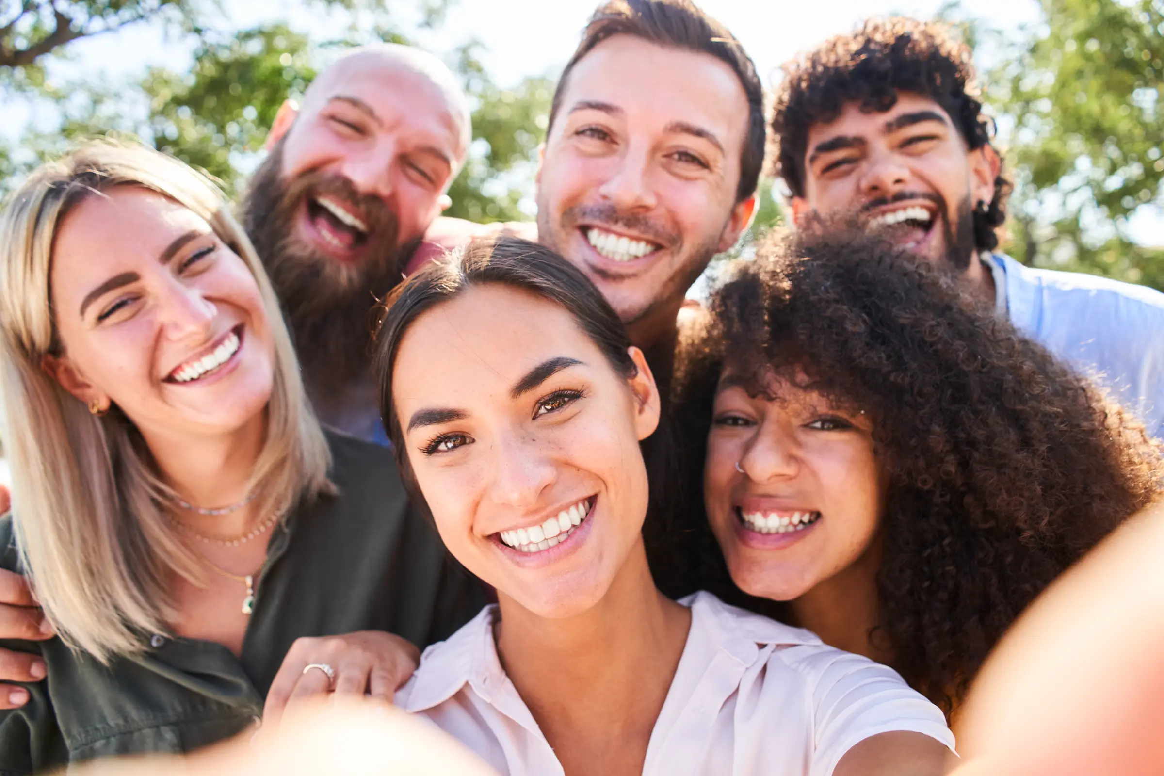 gente-multirracial-tomando-selfie-al-aire-libre-concepto-estilo-vida-feliz-jovenes-sonrientes-divirtiendose